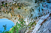 Halbhöhle mit Tropfsteinen mit Blick aufs Mittelmeer, Selvaggio Blu, Nationalpark Golfo di Orosei e del Gennargentu, Sardinien, Italien