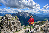 Frau setzt Kletterhelm auf, Klettersteig Masare, Masare, Rotwand, Rosengarten, UNESCO Weltnaturerbe Dolomiten, Dolomiten, Trentino, Italien