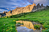 Sellastock spiegelt sich in Bergsee, Sellagruppe, UNESCO Weltnaturerbe Dolomiten, Dolomiten, Trentino, Italien