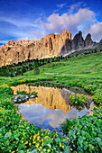 Sellastock spiegelt sich in Bergsee, Sellagruppe, UNESCO Weltnaturerbe Dolomiten, Dolomiten, Trentino, Italien