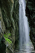 Wasserfall fliesst über Felswand in Klamm, Partnachklamm, Garmisch-Partenkirchen, Wetterstein, Oberbayern, Bayern, Deutschland