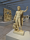 Europe,France, the Louvre in Lens, vertical view of the statue of Jupiter, an eagle at his feet (architectes Kazuyo Sejima/Ryue Nishizawa©Sanaa)