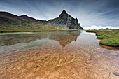 Spain, Rubaniers in Anayet lake, facing peak Anayet