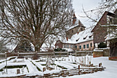Stift Fischbeck, Klosteranlage, Klostergarten im Schnee, Winter, Niedersachsen, Deutschland