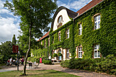 Konventsgebäude, efeubewachsene Fassade, heute Hotel, Klostergut, ehemalige Benediktinerabtei, Kloster Wöltingerode, Konventsgebäude,  Niedersachsen, Deutschland