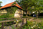 Garten, Kloster Mariensee bei Hannover, Blick vom Klostergarten zu den Konventsgebäuden, Niedersachsen, Norddeutschland, Deutschland