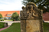 Kloster Neuenwalde, historischer, mittelalterlischer Grabstein, Niedersachsen, Deutschland