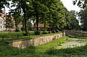 Kloster Frenswegen, Wassergraben und Steinbrücke der Klosteranlage, ökumenische Tagungsstätte, Niedersachsen, Deutschland