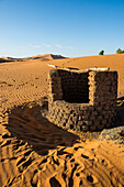 well and sand dunes, Erg Chebbi, Sahara Desert, Morocco, Africa