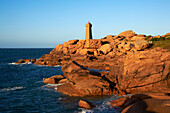 Pointe de Squewel and Mean Ruz Lighthouse, Men Ruz, Ploumanach, Cote de Granit Rose, Cotes d'Armor, Brittany, France, Europe