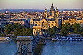 Budapest skyline and River Danube, UNESCO World Heritage Site, Budapest, Hungary, Europe