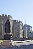 Statue of Queen Victoria outside Windsor Castle, Windsor, Berkshire, England, United Kingdom, Europe
