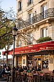 People sitting outside a Brasserie on the Ile St. Louis, Paris, France, Europe