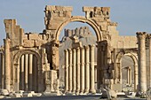 Qala'at ibn Maan castle seen through monumental arch, archaelogical ruins, Palmyra, UNESCO World Heritage Site, Syria, Middle East