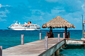 Pier und Expeditions-Kreuzfahrtschiff MS Hanseatic (Hapag-Lloyd Kreuzfahrten), Koror, Palau, Südpazifik