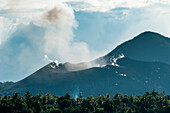 Dampfwolke von einem aktiven Vulkan, Rabaul, East New Britain Provinz, Papua-Neuguinea, Südpazifik