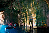Ausflug in die Höhle Mariner's Cave per Zodiac Schlauchboot von Expeditions-Kreuzfahrtschiff MS Hanseatic (Hapag-Lloyd Kreuzfahrten), Insel Vava'u, Vava'u Gruppe, Tonga, Südpazifik