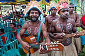 Stammesmitglieder in traditionellen Kostümen musizieren beim Tanz, Biak, Papua, Indonesien, Asien