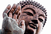 Statue vom Tian Tan Giant Buddha auf dem Ngong Ping Plateau, Insel Lantau, Hongkong, Hong Kong, Asien