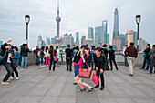 Selfie Alarm: Menschen fotografieren sich an Promenade Bund vor der Skyline von Pudong, Shanghai, Shanghai, Asien