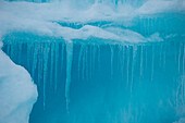 Detail von Eiszapfen an einem blauen Eisberg, Weddell-Meer, Antarktische Halbinsel, Antarktis