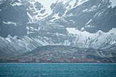Ehemalige Walfangstation mit Bergen im Hintergrund, Südgeorgien, Antarktis