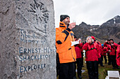 Kapitän Carsten Gerke von Expeditions-Kreuzfahrtschiff MS Hanseatic (Hapag-Lloyd Kreuzfahrten) hält Rede am Grab von Entdecker Sir Ernest Shackleton, Grytviken, Südgeorgien, Antarktis
