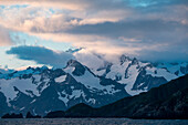Berge und Wolken, Drygalsky Fjord, Südgeorgien, Antarktis