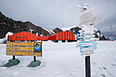 Wegweiser an der argentinischen Forschungsstation Base Orcadas, Laurie Island, Südliche Orkneyinseln, Antarktis