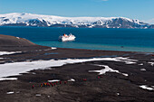 Passagiere von Expeditions-Kreuzfahrtschiff MS Hanseatic (Hapag-Lloyd Kreuzfahrten) beim Landgang, Telephone Bay, Deception Island, Südshetland-Inseln, Antarktis