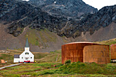 Kontrast zwischen rostenden Öltanks von ehemaliger Walfangstation und Kirche von Grytviken, Grytviken, Südgeorgien, Antarktis