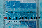 Eisbedecktes Schild von Swimmingpool an Bord von Expeditions-Kreuzfahrtschiff MS Hanseatic (Hapag-Lloyd Kreuzfahrten), nahe Südshetland-Inseln, Antarktis