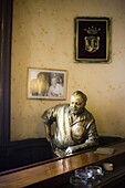 Lifesize bronze statue of author Ernest Hemingway in bar El Floridita, Havana, Cuba, West Indies, Caribbean, Central America