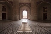 Main tomb chamber, Humayun's tomb, built in 1570, UNESCO World Heritage Site, New Delhi, India, Asia