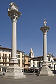 Two columns in the Piazza dei Signori, one bearing the Venice Lion, the other with St. Theodore, Vicenza, Veneto, Italy, Europe
