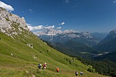 Hiking on the high route 2 in the Dolomites, Bolzano Province, Trentino-Alto Adige/South Tyrol, Italy, Europe