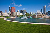 Buckingham Fountain in Grant Park with Sears Tower and South Loop skyline beyond, Chicago, Illinois, United States of America, North America
