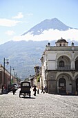 Parque Central (Central Park), Plaza, with the volcano Vulcan Agua behind, Antigua, Guatemala, Central America