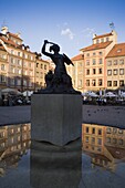 Warsaw Mermaid Fountain and reflections of the Old Town houses, Old Town Square (Rynek Stare Miasto), UNESCO World Heritage Site, Warsaw, Poland, Europe