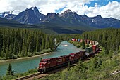 Morants Curve, Bow River, Canadian Pacific Railway, near Lake Louise, Banff National Park, UNESCO World Heritage Site, Alberta, Rocky Mountains, Canada, North America