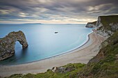 Durdle Door, an eroded rock arch, and the wide sweeping beach, Jurassic Coast, UNESCO World Heritage Site, Dorset, England, United Kingdom, Europe