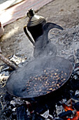 Kaffeebohnen rösten im Feuer, Negev, Israel