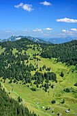 Laubensteinkamm und Oberwiesenalm, Kampenwand im Hintergrund, von der Hochries, Chiemgauer Alpen, Oberbayern, Bayern, Deutschland