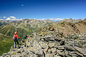 Frau beim Wandern steigt über Blockgrat zum Gleirscher Rosskogel auf, Gleirscher Rosskogel, Sellrain, Stubaier Alpen, Tirol, Österreich