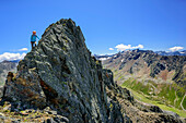 Frau beim Wandern steigt über Felsturm zum Zwieselbacher Rosskogel auf, Zwieselbacher Rosskogel, Sellrain, Stubaier Alpen, Tirol, Österreich