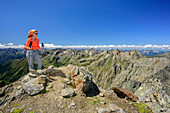 Frau beim Wandern steigt zum Zwieselbacher Rosskogel auf, Zwieselbacher Rosskogel, Sellrain, Stubaier Alpen, Tirol, Österreich