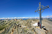 Cross at summit of Zwieselbacher Rosskogel with Acherkogel, Gamskogel, Sulzkogel and Zwoelferkogel in background, Zwieselbacher Rosskogel, Sellrain, Stubai Alps, Tyrol, Austria