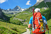 Mann beim Bergsteigen steigt zum Großglockner auf, Großglockner, Hohe Tauern, Osttirol, Österreich
