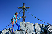 Frau steht am Gipfel des Großglockner, Großglockner, Hohe Tauern, Osttirol, Österreich