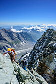 Bergsteiger steigen über Normalweg zum Großglockner auf, Großglockner, Hohe Tauern, Osttirol, Österreich